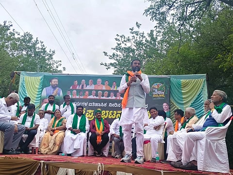 ಕೊಪ್ಪಳ ತಾಲೂಕಿನ ಮುನಿರಾಬಾದ್ ನಲ್ಲಿ ನಾಲೆಗೆ ನೀರು ಬಿಡುಗಡೆಗೆ ಆಗ್ರಹಿಸಿ ಬಿಜೆಪಿಯಿಂದ ಶುಕ್ರವಾರ ಹಮ್ಮಿಕೊಂಡಿದ್ದ ಪ್ರತಿಭಟನಾ ಸಭೆಯಲ್ಲಿ ಮಾಜಿ ಸಚಿವ ಬಿ.ಶ್ರೀರಾಮುಲು ಮಾತನಾಡಿದರು. ಶಾಸಕ ಜನಾರ್ದನರೆಡ್ಡಿ, ವಿಪ ಸದಸ್ಯರಾದ ಹೇಮಲತಾ ನಾಯಕ, ಎನ್.ರವಿಕುಮಾರ್, ಮಾಜಿ ಶಾಸಕ ಬಸವರಾಜ ದಢೇಸುಗೂರು, ಮಾಜಿ ಸಚಿವ ಹಾಲಪ್ಪ ಆಚಾರ್ ಇತರರಿದ್ದರು.