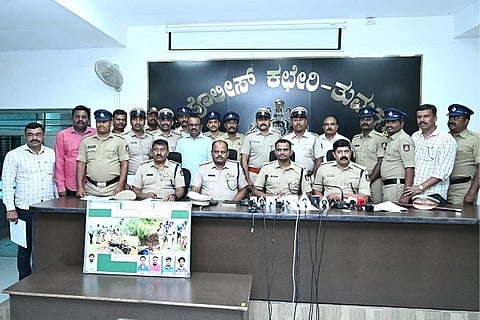 ಯಶಸ್ವಿ ಕಾರ್ಯಾಚರಣೆ ನಡೆಸಿದ ಪೊಲೀಸ್​ ತಂಡದೊಂದಿಗೆ ಎಸ್ಪಿ ಕೆ.ವಿ.ಅಶೋಕ್​.