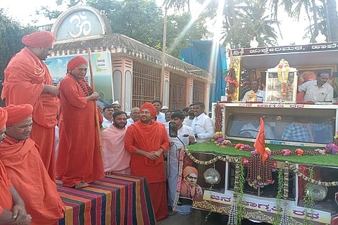 ಸಪ್ತಸಾಗರದಿಂದ ಹುಬ್ಬಳ್ಳಿಯ ಮೂರುಸಾವಿರ ಮಠಕ್ಕೆ ಮಂಗಳವಾರ ಆಗಮಿಸಿದ್ದ ಜ್ಯೋತಿ ಯಾತ್ರೆಯನ್ನು (hukkerimath) ಶ್ರೀ ಗುರುಸಿದ್ಧರಾಜಯೋಗೀಂದ್ರ ಸ್ವಾಮೀಜಿ ಸ್ವಾಗತಿಸಿ ಬೀಳ್ಕೊಟ್ಟರು.
