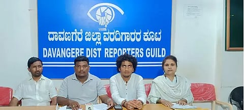 ದಾವಣಗೆರೆಯಲ್ಲಿ ಸುದ್ದಿಗೋಷ್ಠಿಯಲ್ಲಿ ಅಖಿಲ ಕರ್ನಾಟಕ ಶ್ರೀ ಗುರು ಕುಮಾರೇಶ್ವರ ಅಂಧರ ಸಂಗೀತ ಕಲಾವಿದರ ಸಂಘದ ಅಧ್ಯಕ್ಷ ಪ್ರಭುಶಂಕರ ಮಾತನಾಡಿದರು. ಸದಸ್ಯರಾದ ಸತ್ಯವತಿ ದೇಶಪಾಂಡೆ, ಶ್ರೀಶೈಲ ಬಿರಾದಾರ್, ರಾಜಕುಮಾರ್ ಇದ್ದರು. 