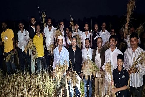 ಕೊಡವ ಮುಸ್ಲಿಂ ಅಸೋಸಿಯೇಷನ್ (ಕೆಎಂಎ) ವತಿಯಿಂದ ಆಚರಿಸಲಾದ ಹುತ್ತರಿ (ಪುತ್ತರಿ) ಹಬ್ಬದ ಪ್ರಯುಕ್ತ ಆಲೀರ ಕುಟುಂಬಸ್ಥರ ಆತಿಥ್ಯದಲ್ಲಿ ಸಾಂಪ್ರದಾಯಿಕ ಕದಿರು ತೆಗೆಯುವ ಕಾರ್ಯಕ್ರಮ ನಡೆಯಿತು. ದುದ್ದಿಯಂಡ ಹೆಚ್. ಸೂಫಿ ಹಾಜಿ, ಅಕ್ಕಳತಂಡ ಎಸ್. ಮೊಯ್ದು, ಹರಿಶ್ಚಂದ್ರ ಎ. ಹಂಸ, ಈತಲತಂಡ ರಫೀಕ್ ತೂಚಮಕೇರಿ, ಮೀತಲತಂಡ ಎಂ. ಇಸ್ಮಾಯಿಲ್ ಮತ್ತಿತರರು ಈ ಸಂದರ್ಭ ಇದ್ದರು.