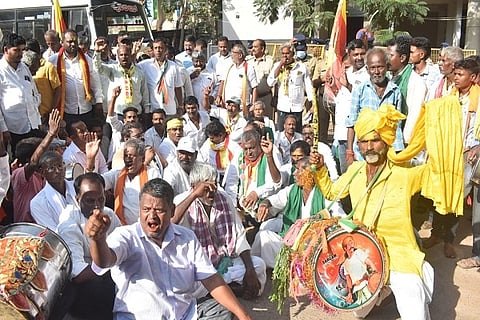 ವಿಮಾನ ನಿಲ್ದಾಣಗಳಿಗೆ ಕನ್ನಡದ muttannavara protestಐವರ ಮಹನೀಯರ ಹೆಸರಿಡಬೇಕು ಎಂದು ಒತ್ತಾಯಿಸಿ ಕ್ರಾಂತಿವೀರ ಸಂಗೊಳ್ಳಿ ರಾಯಣ್ಣ ಹಿತರಕ್ಷಣಾ ಸಮಿತಿ ಧಾರವಾಡ ಜಿಲ್ಲಾ ಸಮಿತಿಯ ಪದಾಧಿಕಾರಿಗಳು ಹುಬ್ಬಳ್ಳಿಯಲ್ಲಿ ಶನಿವಾರ ಪ್ರತಿಭಟನಾ ಮೆರವಣಿಗೆ ನಡೆಸಿದರು.