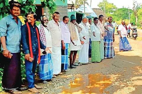 ಮಾಯಕೊಂಡ ಮುಖ್ಯ ರಸ್ತೆಯಿಂದ ಹೊರವಲಯದ ಮಂಡ್ಯ-ಹಡಗಲಿ ರಾಜ್ಯ ಹೆದ್ದಾರಿ ಸಂಪರ್ಕಿಸುವ ರಸ್ತೆಯನ್ನು ನೂತನವಾಗಿ ನಿರ್ಮಿಸುವಂತೆ ಆಗ್ರಹಿಸಿ ಸೋಮವಾರ ಗ್ರಾಮಸ್ಥರು ರಸ್ತೆ ತಡೆದು ಪ್ರತಿಭಟನೆ ನಡೆಸಿದರು. ಎಂ.ಜಿ. ಗುರುನಾಥ್, ಜಿ.ಬಿ. ಮಲ್ಲೇಶ್, ಮಾಲತೇಶ್, ದ್ವಾರಕಾನಾಥ್, ಆಶಾ ಇತರರಿದ್ದರು.protest