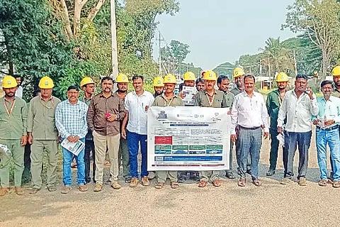 ಮಾಯಕೊಂಡ ಗ್ರಾಮದಲ್ಲಿ ಗುರುವಾರ ಬೆಸ್ಕಾಂ ಅಧಿಕಾರಿಗಳು ಸೂರ್ಯ ಘರ್ ಬಿಜಿಲಿ ಯೋಜನೆ ಬಗ್ಗೆ ಜಾಗೃತಿ ಜಾಥಾ ನಡೆಸಿದರು. ಕೆ.ಎನ್. ತೀರ್ಥೇಶ್, ಚೇತನ್, ಮುಕುಂದ್, ನಟರಾಜ್ ಹಾಗೂ ಮಾರ್ಗದಾಳುಗಳಿದ್ದರು.
