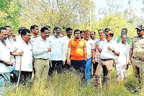 ಮಾಯಕೊಂಡ ಗ್ರಾಮದ ಹೊರ ವಲಯದ ಗುಡ್ಡ ಹಾಗೂ ಅರಣ್ಯ ಪ್ರದೇಶದ ನಡುವೆ ಇರುವ ಕೆಂಚಮಾರನಹಳ್ಳಿ ಕೆರೆಗೆ ಶಾಸಕ ಕೆ. ಎಸ್. ಬಸವಂತಪ್ಪ, ಜಿಲ್ಲಾಧಿಕಾರಿ ಜಿಎಂ ಗಂಗಾಧರಸ್ವಾಮಿ, ಜಿಪಂ ಸಿಇಒ ಗಿತ್ತೆ ಮಾಧವ ವಿಠ್ಠಲ ರಾವ್, ಅರಣ್ಯ ಇಲಾಖೆ ಡಿಎಫ್‌ಒ ಹರ್ಷವರ್ಧನ ಸೇರಿ ಇತರ ಅಧಿಕಾರಿಗಳು ಭೇಟಿ ನೀಡಿ ಪರಿಶೀಲನೆ ನಡೆಸಿದರು.