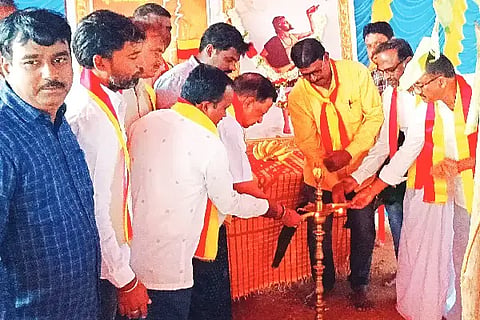 ಮಾಯಕೊಂಡದ ಹಿರೇ ಮದಕರಿ ನಾಯಕ ಸಮಾಧಿ ಸ್ಥಳದಲ್ಲಿ ಭಾನುವಾರ ಕನಕದಾಸ ಜಯಂತಿ ಹಾಗೂ ಕನ್ನಡ ರಾಜ್ಯೋತ್ಸವ ಕಾರ್ಯಕ್ರಮ ಹಮ್ಮಿಕೊಳ್ಳಲಾಗಿತ್ತು. ಬಿ.ಆರ್.ಮಹಾಂತೇಶ್, ಈಶ್ವರಪ್ಪ ಜಂತ್ಕಲ್ಲು, ಐಗೂರು ಹನುಮಂತಪ್ಪ, ಜಿ.ಎಲ್. ಸುನಿಲ್ ಇದ್ದರು.Kanakadasa Jayanti