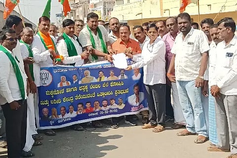 ಪ್ರತಿ ಹೋಬಳಿ ಹಂತದಲ್ಲಿ ಖರೀದಿ ಕೇಂದ್ರ ತೆರೆಯುವಂತೆ ಒತ್ತಾಯಿಸಿ ಬಿಜೆಪಿ ಸೋಮವಾರ ಆನಗೋಡು ಗ್ರಾಮದಲ್ಲಿ ಪ್ರತಿಭಟನೆ ನಡೆಸಿ ಉಪ ತಹಸೀಲ್ದಾರ್ ರಾಮಸ್ವಾಮಿ ಅವರಿಗೆ ಮನವಿ ಸಲ್ಲಿಸಿತು. ಸಿ. ಅನಿಲ್‌ಕುಮಾರ್ ನಾಯ್ಕ, ಎಂ. ಬಸವರಾಜ್ ನಾಯ್ಕ, ಬಿ.ಜಿ. ಸಚಿನ್, ಶಿವಪ್ರಕಾಶ್, ತ್ಯಾವಣಿಗೆ ಕೃಷ್ಣಕುಮಾರ್ ಇತರರಿದ್ದರು. protest