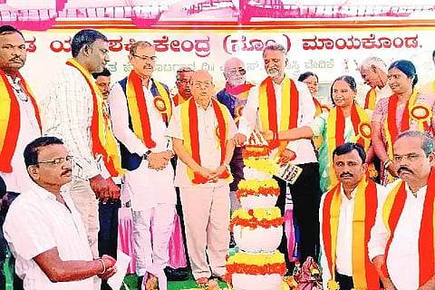 ಮಾಯಕೊಂಡ ಗ್ರಾಮದಲ್ಲಿ ಸೋಮವಾರ ಆಯೋಜಿಸಿದ್ದ ನಮ್ಮೂರ ಕನ್ನಡ ಹಬ್ಬ ಸಂಭ್ರಮ ಕಾರ್ಯಕ್ರಮ ವನ್ನು ಕೇಂದ್ರ ಸಾಹಿತ್ಯ ಅಕಾಡೆಮಿ ಪುರಸ್ಕೃತ ನಾಡೋಜ ಡಾ.ಕುಂ.ವೀರಭ ದ್ರಪ್ಪ ಉದ್ಘಾಟಿಸಿದರು. ಶಾಸಕ ಕೆ.ಎಸ್. ಬಸವಂತಪ್ಪ, ಬಿ. ವಾಮದೇವಪ್ಪ, ಡಾ.ಎಂ.ಕೆ. ರಮೇಶ್, ಡಿ.ಎಂ. ಶ್ರೀಧರಮೂರ್ತಿ ಇತರರಿದ್ದರು.