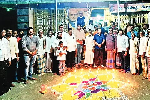 ಆನಗೋಡು ಹೋಬಳಿ ಹುಣಿಸೆಕಟ್ಟೆ ಗ್ರಾಮದಲ್ಲಿ ಬುಧವಾರ ಅಟಲ್ ಬಿಹಾರಿ ವಾಜಪೇಯಿ ಅವರ ಜನ್ಮದಿನದ ಪ್ರಯುಕ್ತ ಹಮ್ಮಿಕೊಂಡಿದ್ದ ದೀಪ ನಮನ ಕಾರ್ಯಕ್ರಮದಲ್ಲಿ ಸಿ. ಅನಿಲ್ ಕುಮಾರ್ ನಾಯ್ಕ, ಎಂ. ಬಸವರಾಜ್ ನಾಯ್ಕ, ಬಿ.ಜಿ. ಸಚಿನ್, ರಾಕೇಶ್ ಇತರರಿದ್ದರು.Deepanamana