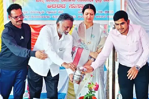 ಆನಗೋಡು ಹೋಬಳಿಯ ಹೊನ್ನೂರು ಗ್ರಾಮದಲ್ಲಿ ಮಂಗಳವಾರ ಆಯೋಜಿಸಿದ್ದ ಮಹಾತ್ಮಗಾಂಧಿ ನರೇಗಾ ಕಾಮಗಾರಿ ಸ್ಥಳಗಳಲ್ಲಿ ಆರೋಗ್ಯ ಹಾಗೂ ಕೂಲಿಕಾರರ ಕುಂದುಕೊರತೆಗಳ ಪರಿಶೀಲನೆ ಕಾರ್ಯಕ್ರಮವನ್ನು ಸಂಸದ ಡಾ. ಪ್ರಭಾ ಮಲ್ಲಿಕಾರ್ಜುನ್ ಉದ್ಘಾಟಿಸಿದರು. ಕೆ.ಎಸ್. ಬಸವಂತಪ್ಪ, ಜಿಪಂ ಸಿಇಒ ಗಿತ್ತೆ ಮಾಧವ ವಿಠಲ ರಾವ್, ಇಒ ರಾಮಭೋವಿ, ಷಣ್ಮುಖಪ್ಪ ಇತರರಿದ್ದರು.Narega Scheme