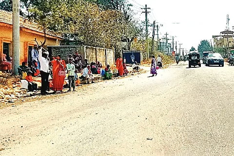 ಆನಗೋಡು ಬಸ್‌ಸ್ಟಾೃಂಡ್ ಸರ್ಕಲ್‌ನ ರಸ್ತೆ ಬದಿ ಸುಡುವ ಬಿಸಿಲಲ್ಲಿ ಬಸ್‌ಗಾಗಿ ಕಾಯುತ್ತಿರುವ ಪ್ರಯಾಣಿಕರು. bus stand