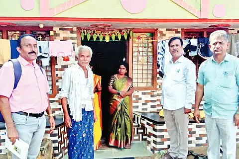 ದಿಂಡದಹಳ್ಳಿ ಗ್ರಾಮದ ವಿದ್ಯಾರ್ಥಿ ಮನೆಗೆ ಸೋಮವಾರ ಉಪನ್ಯಾಸಕರಾದ ಮಹಾರುದ್ರಪ್ಪ, ಪಿ. ಅರವಿಂದ್, ಜಗದೀಶ್ ಭೇಟಿ ನೀಡಿ ಮಕ್ಕಳ ಶೈಕ್ಷಣಿಕ ಚಲನವಲನದ ಬಗ್ಗೆ ಮಾಹಿತಿ ನೀಡಿದರು.