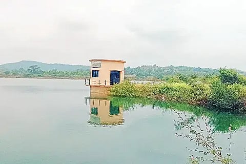 ಮಳೆ ಮತ್ತು ಸಾಸ್ವೇಹಳ್ಳಿ ಏತ ನೀರಾವರಿ ಯೋಜನೆಯಿಂದ  ಮಾಯಕೊಂಡ ಹೋಬಳಿಯ ನರಗನಹಳ್ಳಿ ಕೆರೆ ಭರ್ತಿಯಾಗಿರುವುದು.