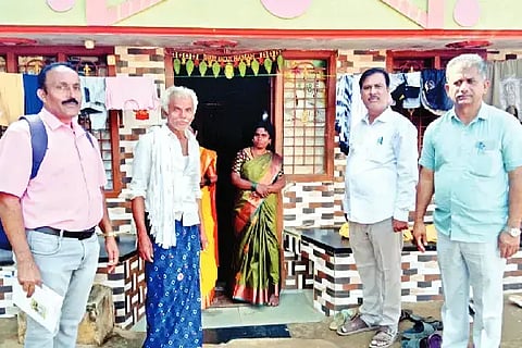 Education: ದಿಂಡದಹಳ್ಳಿ ಗ್ರಾಮದ ವಿದ್ಯಾರ್ಥಿ ಮನೆಗೆ ಸೋಮವಾರ ಉಪನ್ಯಾಸಕರಾದ ಮಹಾರುದ್ರಪ್ಪ, ಪಿ. ಅರವಿಂದ್, ಜಗದೀಶ್ ಭೇಟಿ ನೀಡಿ ಮಕ್ಕಳ ಶೈಕ್ಷಣಿಕ ಚಲನವಲನದ ಬಗ್ಗೆ ಮಾಹಿತಿ ನೀಡಿದರು.