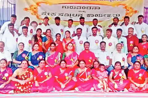 ಆನಗೋಡು ಹೋಬಳಿ ಕುರ್ಕಿ ಗ್ರಾಮದ ಸರ್ಕಾರಿ ಪ್ರೌಢಶಾಲೆಯಲ್ಲಿ ಹಳೇ ವಿದ್ಯಾರ್ಥಿಗಳಿಂದ ಗುರುವಂದನೆ ಹಾಗೂ ಸ್ನೇಹ ಸಮ್ಮಿಲನ ನಡೆಯಿತು. ಹಿರಿಯ ಶಿಕ್ಷಕ ಬಳಗ, ಮುಖಂಡರಾದ ಓದೇಗೌಡ್ರು ರೇವಣಸಿದ್ಧಪ್ಪ, ವೇದಮೂರ್ತಿ, ಹೊಸಮನಿ ಶಾಂತಪ್ಪ, ಜೆ.ಡಿ. ರಂಗಪ್ಪ, ಎಸ್‌ಡಿಎಂಸಿ ಅಧ್ಯಕ್ಷ  ಓಂಕಾರಪ್ಪ ಇತರರಿದ್ದರು. education