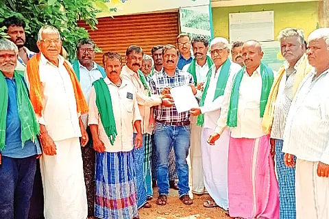 farmerಮಾಯಕೊಂಡ ರೈತ ಸಂಪರ್ಕ ಕೇಂದ್ರದ ಮುಂದೆ ಸೋಮವಾರ ರೈತರು ಪ್ರತಿಭಟನೆ ನಡೆಸಿದರು. ಅಶೋಕಗೌಡ್ರು, ರಾಮಜೋಗಿ ಪ್ರತಾಪ್, ಕುಮಾರಸ್ವಾಮಿ ಮತ್ತಿತರರಿದ್ದಾರೆ.