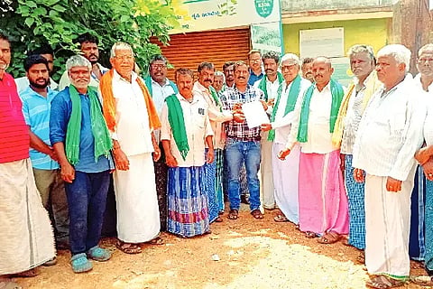 ಮಾಯಕೊಂಡ ರೈತ ಸಂಪರ್ಕ ಕೇಂದ್ರದ ಮುಂದೆ ಸೋಮವಾರ ರೈತರು ಪ್ರತಿಭಟನೆ ನಡೆಸಿದರು. ಅಶೋಕ್ ಗೌಡ್ರು, ರಾಮಜೋಗಿ ಪ್ರತಾಪ್, ಕುವಾರ ಸ್ವಾಮಿ, ರೇವಣಸಿದ್ದಪ್ಪ, ಹೆದ್ನೇ ಮಂಜುನಾಥ, ಬಾಡ ಹನುಮಂತಪ್ಪ ಇದ್ದರು. Protest