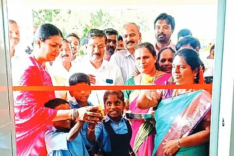 ಮಾಯಕೊಂಡ ಹೋಬಳಿ ದಿಂಡದಹಳ್ಳಿ ಗ್ರಾಮದಲ್ಲಿ ಸಂಸದರ ಅನುದಾನದಡಿ ನಿರ್ಮಾಣಗೊಂಡಿರುವ ಶಾಲಾ ನೂತನ ಕೊಠಡಿಯನ್ನು ಶುಕ್ರವಾರ ಸಂಸದೆ ಡಾ. ಪ್ರಭಾ ಮಲ್ಲಿಕಾರ್ಜುನ್ ಉದ್ಘಾಟಿಸಿದರು. ಬಿ.ಟಿ. ಹನುಮಂತಪ್ಪ, ಡಾ. ಪುಷ್ಪಲತಾ, ನಿರಂಜನ, ಬಸಮ್ಮ ಇತರರಿದ್ದರು.Education