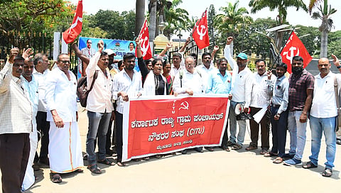  ವಿವಿಧ ಬೇಡಿಕೆಗಳ ಈಡೇರಿಕೆಗೆ ಆಗ್ರಹಿಸಿ ಮೈಸೂರು ಜಿ.ಪಂ. ಕಚೇರಿ ಎದುರು ಗುರುವಾರ ರಾಜ್ಯ ಗ್ರಾಮ ಪಂಚಾಯಿತಿ ನೌಕರರ ಸಂಘದಿಂದ ಪ್ರತಿಭಟನೆ ನಡೆಯಿತು.