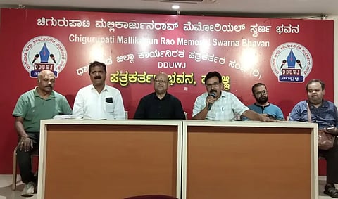 Nad naman ವೇದಿಕೆಯ ಖಜಾಂಚಿ ರವೀಂದ್ರ ದೇಸಾಯಿ ಮಾತನಾಡಿದರು.