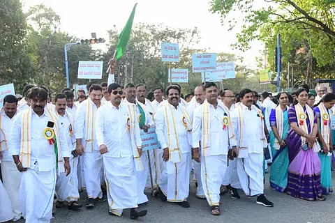 ದಾವಣಗೆರೆಯಲ್ಲಿ ಮಂಗಳವಾರ ಹಮ್ಮಿಕೊಂಡಿದ್ದ ಸಿರಿಧಾನ್ಯ ನಡಿಗೆ ಆರೋಗ್ಯದ ಕಡೆಗೆ ಜಾಥಾದಲ್ಲಿ ಹೆಜ್ಜೆ ಹಾಕಿದ ಜಿಪಂ ಸಿಇಒ ಗಿತ್ತೆ ಮಾಧವ ವಿಠ್ಠಲರಾವ್, ಜಿಯಾವುಲ್ಲಾ, ರಾಘವೇಂದ್ರ ಪ್ರಸಾದ್, ಶ್ರೀಧರಮೂರ್ತಿ, ಆರ್. ತಿಪ್ಪೇಸ್ವಾಮಿ ಇತರರಿದ್ದರು. 