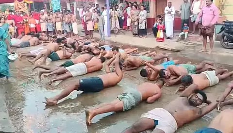  ದಾವಣಗೆರೆ ತಾಲೂಕಿನ ನಾಗನೂರು ಗ್ರಾಮದಲ್ಲಿ ಉಮಾ ಮಹೇಶ್ವರ ಜಾತ್ರೆಯ ನಿಮಿತ್ತ ಉರುಳುಸೇವೆ ಮಾಡಿದ ಯುವಕರ ದಂಡು. 