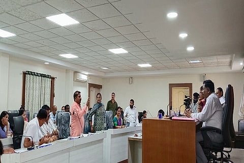 ಗಾಂಧಿ ಮೈದಾನದ ಎದುರು ನಿರ್ಮಾಣ ಆಗುತ್ತಿರುವ ಕಟ್ಟಡಕ್ಕೆ ಸಂಬAಧಿಸಿದAತೆ ನಡೆದ ಚರ್ಚೆಯಲ್ಲಿ ಪಾಲ್ಗೊಂಡಿದ್ದ ಕೆ.ಎಸ್. ರಮೇಶ್, ಅನಿತಾ ಪೂವಯ್ಯ, ಅಮೀನ್ ಮೊಹ್ಸಿನ್, ಬಷೀರ್ ಅಹಮ್ಮದ್. ಹೆಚ್.ಆರ್. ರಮೇಶ್, ಪಿ. ಕಲಾವತಿ ಇದ್ದರು.