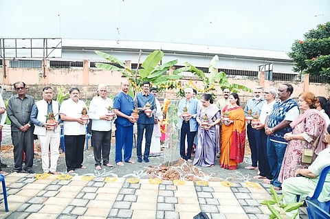 nakshatr van ಹುಬ್ಬಳ್ಳಿಯ ನವನಗರದ ರಮಿಲಾ ಹಾಸ್ಪೈಸ್​ ಆವರಣದಲ್ಲಿ ನಿರ್ಮಿಸಿರುವ ನಕ್ಷತ್ರ ವನ ಮತ್ತು ಪಂಚವಟಿ ಲೋಕಾರ್ಪಣೆ ಕಾರ್ಯಕ್ರಮದಲ್ಲಿ ಮಜೇಥಿಯಾ ಫೌಂಡೇಷನ್​ ಚೇರ್ಮನ್​ ಜಿತೇಂದ್ರ ಮಜೇಥಿಯಾ, ಡಾ. ಬಿ.ಆರ್​. ಪಾಟೀಲ, ರಮಿಲಾ ಮಜೇಥಿಯಾ, ನಂದಿನಿ ಮಜೇಥಿಯಾ, ಕಷ್ಯಪ ಮಜೇಥಿಯಾ, ಸುನಿಲಕುಮಾರ ಕುಕ್ಕನೂರ, ಅಮರೇಶ ಹಿಪ್ಪರಗಿ ಇತರರು ಇದ್ದರು.