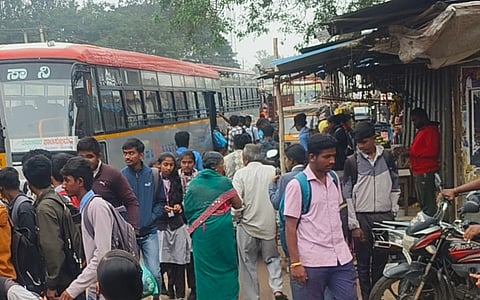ಬೆಂಗಳೂರು-ಚಿಂತಾಮಣಿ ರಾಜ್ಯ ಹೆದ್ದಾರಿ ’ನಂದಗುಡಿ’ಯಲ್ಲಿ ಪ್ರಯಾಣಿಕರ ಪರದಾಟ