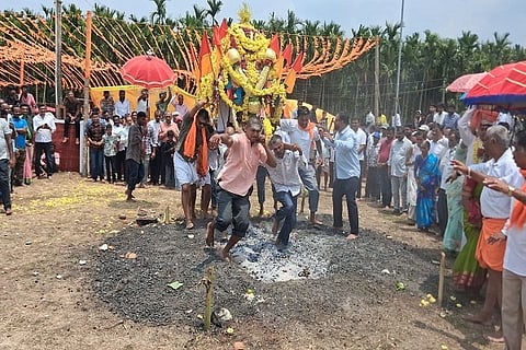 ನಂಜರಾಯಪಟ್ಟಣ ಗ್ರಾಮದ ಐತಿಹಾಸಿಕ ನಂಜುAಡೇಶ್ವರ ಹಾಗೂ ಬಸವೇಶ್ವರ ದೇವರ ವಾರ್ಷಿಕ ಪೂಜೋತ್ಸವ ಸಂದರ್ಭ ದೇವತಾ ಮೂರ್ತಿ ಹೊತ್ತೊಯ್ದ ಭಕ್ತರು ಕೊಂಡ ತುಳಿದು ಭಕ್ತಿ ಸಮರ್ಪಿಸಿದರು. 