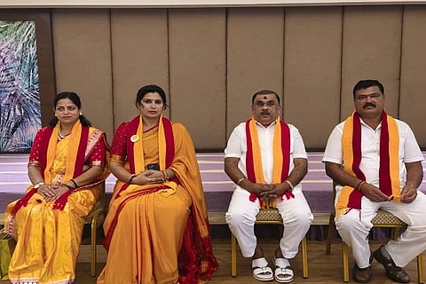 ಕರ್ನಾಟಕ ರಕ್ಷಣಾ ವೇದಿಕೆ ಅಧ್ಯಕ್ಷ ಟಿ.ಎ. ನಾರಾಯಣ ಗೌಡ ಸುದ್ದಿಗೋಷ್ಠಿಯಲ್ಲಿ ಮಾತನಾಡಿದರು. ದೀಪಾ ಪೂಜಾರಿ, ಜ್ಯೋತಿ ಹೆಗ್ಗಡಹಳ್ಳಿ, ರಾಜು ಕೂಡಿಗೆ ಇದ್ದರು.