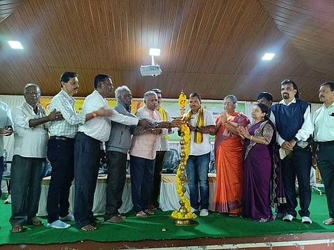 ಬ್ರಹ್ಮರ್ಷಿ ಶ್ರೀ ನಾರಾಯಣ ಗುರು ಜಯಂತಿ ಹಾಗೂ ಕಾಯಕಯೋಗಿ ಶಿವಶರಣ ನುಲಿಯ ಚಂದಯ್ಯ ಜಯಂತಿ ಕಾರ್ಯಕ್ರಮವನ್ನು ಗಣ್ಯರು ಉದ್ಘಾಟಿಸಿದರು. ಬಿ.ಆರ್.ಲಿಂಗಪ್ಪ, ಬಿ.ಎನ್.ರಮೇಶ್, ಜ್ಯೋತಿ ಅರುಣ್ ಕುಮಾರ್ ಇತರರಿದ್ದರು.