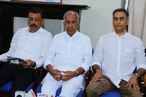 ಕೊಡಗು ಜಿಲ್ಲಾ ಉಸ್ತುವಾರಿ ಸಚಿವರೂ ಆಗಿರುವ ಸಣ್ಣ ನೀರಾವರಿ, ವಿಜ್ಞಾನ ಮತ್ತು ತಂತ್ರಜ್ಞಾನ ಇಲಾಖೆ ಸಚಿವ ಎನ್.ಎಸ್. ಬೋಸರಾಜು ಸುದ್ದಿಗೋಷ್ಠಿಯಲ್ಲಿ ಮಾತನಾಡಿದರು. ಧರ್ಮಜ ಉತ್ತಪ್ಪ, ಎ.ಎಸ್. ಪೊನ್ನಣ್ಣ ಇದ್ದರು.