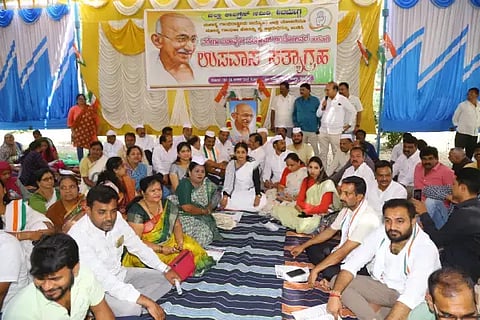 ನರೇಗಾ ಬಚಾವೋ ಆಂದೋಲನದ ಭಾಗವಾಗಿ ಶಿವಮೊಗ್ಗ ಜಿಲ್ಲಾ ಕಾಂಗ್ರೆಸ್ ಹಮ್ಮಿಕೊಂಡಿದ್ದ ಉಪವಾಸ ಸತ್ಯಾಗ್ರಹದಲ್ಲಿ ಆರ್.ಎಂ.ಮಂಜುನಾಥ ಗೌಡ ಮಾತನಾಡಿದರು. ಆರ್.ಪ್ರಸನ್ನಕುಮಾರ್, ಬಲ್ಕಿಶ್ ಬಾನು, ಎಚ್.ಎಸ್.ಸುಂದರೇಶ್, ಶ್ವೇತಾ ಬಂಡಿ, ಎನ್.ರಮೇಶ್, ಜಿ.ಪಲ್ಲವಿ, ಕೆ.ಚೇತನ್, ಹರ್ಷಿತ್ ಗೌಡ, ಮಧುಸೂದನ್, ಎಚ್.ಸಿ.ಯೋಗೇಶ್ ಇದ್ದರು.