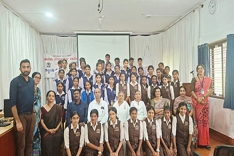 ಪ್ರಜಾಪಿತ ಬ್ರಹ್ಮಕುಮಾರಿ ಈಶ್ವರೀಯ ವಿಶ್ವವಿದ್ಯಾನಿಲಯ ವಿರಾಜಪೇಟೆ ಶಾಖೆಯ ಆಶ್ರಯದಲ್ಲಿ ವಿರಾಜಪೇಟೆ ಕಾವೇರಿ ಪದವಿ ಪೂರ್ವ ಕಾಲೇಜು ಸಭಾಂಗಣದಲ್ಲಿ ನಡೆದ ನಶೆ ಮುಕ್ತರಾಗುವ ಪ್ರತಿಜ್ಞೆಗಳ ಅಭಿಯಾನ ಕಾರ್ಯಕ್ರಮದಲ್ಲಿ ಪಾಲ್ಗೊಂಡಿದ್ದ ವಿದ್ಯಾರ್ಥಿಗಳು ಮತ್ತು ಗಣ್ಯರು. ಕೋಮಲ, ಎಂ.ಪಿ. ದಮಯಂತಿ, ಚಂಗಪ್ಪ, ಅಕ್ಕಮ್ಮ, ಅನುಪಮ ತಿಮ್ಮಯ್ಯ ಮತ್ತಿತರರು ಇದ್ದರು.