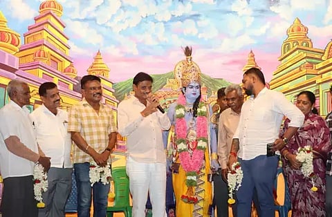 ನಗರದ ಕೆಂಗುಂಟೆಯಲ್ಲಿ ಹಮ್ಮಿಕೊಂಡಿದ್ದ ಕುರುಕ್ಷೇತ್ರ ಎಂಬ ಪೌರಾಣಿಕ ನಾಟಕ ಪ್ರದರ್ಶನ ಕಾರ್ಯಕ್ರಮದಲ್ಲಿ ಶಾಸಕ ಮುನಿರತ್ನ ಮಾತನಾಡಿದರು. ಕಲಾವಿಧ ಎಂ.ಮಂಜುನಾಥ್​, ದೇವಾಲಯದ ಅಧ್ಯಕ್ಷ ಶ್ರೀನಿವಾಸ್​, ಯೋಗೇಶ್​, ಮುರಳಿ, ರಾಜಕುಮಾರಿ ಇದ್ದರು.