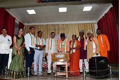 ದಾವಣಗೆರೆಯಲ್ಲಿ ಶುಕ್ರವಾರ, ವಿಶ್ವ ರಂಗಭೂಮಿ ದಿನಾಚರಣೆ, ಪೌರಾಣಿಕ ನಾಟಕಗಳ ಏಕವ್ಯಕ್ತಿ ಪಾತ್ರಾಭಿನಯ ಸ್ಪರ್ಧೆಯನ್ನು ಡಾ. ಲಕ್ಷ್ಮಣ ದಾಸ್ ಉದ್ಘಾಟಿಸಿದರು. ಮಲ್ಲಿಕಾರ್ಜುನ ಕಡಕೋಳ, ಡಾ. ಸತೀಶ್ ಪಿ. ವಲ್ಲೇಪುರೆ, ಡಾ. ಕೆ. ನಾಗರತ್ನಮ್ಮ, ರವಿಚಂದ್ರ, ಎಸ್.ಎಸ್. ಸಿದ್ಧರಾಜು, ಬಿ. ಪರಶುರಾಮ್, ದೇವಸೇನಾ ಡಿ.ಎಸ್. ಇದ್ದರು.  