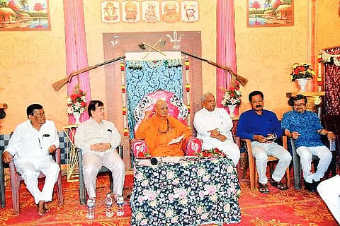   ದಾವಣಗೆರೆಯಲ್ಲಿ ಸೋಮವಾರ ನಡೆದ ‘ಗಂಡನಿಗೆ ತಕ್ಕ ಹೆಂಡತಿ’ ನಾಟಕದ 50ನೇ ಪ್ರಯೋಗ ಉದ್ಘಾಟನೆ ಕಾರ್ಯಕ್ರಮದಲ್ಲಿ ಡಾ. ಪಂಡಿತಾರಾಧ್ಯ ಶಿವಾಚಾರ್ಯ ಸ್ವಾಮೀಜಿ, ಡಾ.ಎ.ಎಚ್. ಶಿವಯೋಗಿ ಸ್ವಾಮಿ, ಬಿ.ಎನ್. ಮಲ್ಲೇಶ್, ಮಲ್ಲಿಕಾರ್ಜುನ ಕಡಕೋಳ, ಚಿಂದೋಡಿ ಬಂಗಾರೇಶ್, ಭದ್ರಪ್ಪ ಇದ್ದರು.  