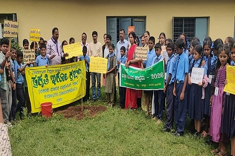  ಕುಶಾಲನಗರ ಪಿ.ಎಂ.ಶ್ರೀ. ಶಾಲೆಯಲ್ಲಿ ಇಕೋ ಕ್ಲಬ್ ವತಿಯಿಂದ ವಿಶ್ವ ಪ್ರಕೃತಿ ಸಂರಕ್ಷಣಾ ದಿನಾಚರಣೆ ನಡೆಯಿತು. ಚಂದನ್ ಕುಮಾರ್, ಕೆ.ಎಸ್.ಸಣ್ಣಸ್ವಾಮಿ, ಟಿ.ಜಿ. ಪ್ರೇಮಕುಮಾರ್, ಕೆ.ಆರ್. ಶಿಲ್ಪ ಮತ್ತಿತರರು ಇದ್ದರು.