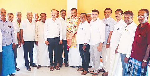 ನವಿಲೆ ಪ್ರಾಥಮಿಕ ಕೃಷಿ ಪತ್ತಿನ ಸಹಕಾರ ಸಂಘದ ಅಧ್ಯಕ್ಷರಾಗಿ ಆಯ್ಕೆಯಾದ ಎನ್. ಎಸ್. ಗಿರೀಶ್ ಅವರನ್ನು ಸಂಘದ ಸದಸ್ಯರು, ಮುಖಂಡರು ಅಭಿನಂದಿಸಿದರು. ಅಭಿಲಾಶ್, ಚಂದ್ರಪ್ಪ, ರಾಮಚಂದ್ರು, ನಾಗೇಂದ್ರ ಇತರರಿದ್ದರು.