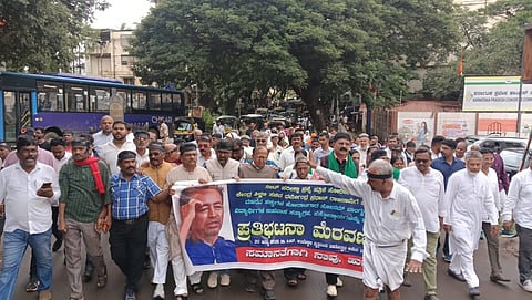 neet protest ಮಾನವ ಹಕ್ಕುಗಳ ಹೋರಾಟಗಾರ ಸೋನಮ್ ವಾಂಗ್ಚುಕ್ ಸತ್ಯಾಗ್ರಹ ಬೆಂಬಲಿಸಿ ವಿವಿಧ ಜನಪರ ಸಂಘಟನೆಗಳನ್ನೊಳಗೊಂಡ ’ಸಮಾನತೆಗಾಗಿ ನಾವು ವೇದಿಕೆ’ ನೇತೃತ್ವದಲ್ಲಿ ಹುಬ್ಬಳ್ಳಿಯಲ್ಲಿ ಸೋಮವಾರ ಪ್ರತಿಭಟನಾ ಮೆರವಣಿಗೆ ನಡೆಯಿತು.
