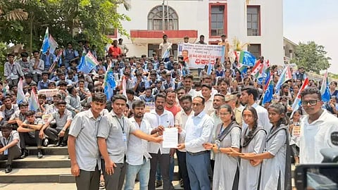 ನೀಟ್ ಅಕ್ರಮ ಖಂಡಿಸಿ ಪ್ರತಿಭಟನೆ ನಡೆಸಿದ ಎನ್‌ಎಸ್‌ಯುಐ ಕಾರ್ಯಕರ್ತರು ಡಿಸಿ ಪ್ರಭುಲಿಂಗ ಕವಳಿಕಟ್ಟಿ ಅವರಿಗೆ ಮನವಿ ಸಲ್ಲಿಸಿದರು. ವಿಜಯಕುಮಾರ್, ರವಿಕುಮಾರ್, ರವಿ, ಆದಿತ್ಯ, ವರುಣ್, ಚಂದ್ರೋಜಿ ರಾವ್, ಅಭಿಷೇಕ್ ಇತರರಿದ್ದರು.