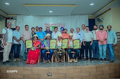 ಕೊಡಗು ಪತ್ರಕರ್ತರÀ ಸಂಘದ ಕುಶಾಲನಗರ ತಾಲೂಕು ಘಟಕದಿಂದ ಸಾಧಕ ಕೃಷಿಕರಿಗೆ ನೇಗಿಲಯೋಗಿ ಪ್ರಶಸ್ತಿ ಪ್ರದಾನ ಮಾಡಲಾಯಿತು. ಆರ್.ಕೆ. ಬಾಲಚಂದ್ರ, ಕೇಶವ ಕಾಮತ್, ಅನಿಲ್ ಹೆಚ್.ಟಿ., ಎಸ್.ಜಿ. ಶ್ರೀನಿವಾಸ್, ಮಂಡೆಪAಡ ಚಿಮ್ಮ ಉತ್ತಪ್ಪ ಮತ್ತಿತರರು ಇದ್ದರು.