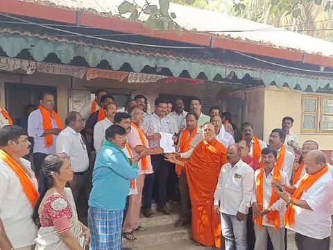  ಪೊಲೀಸ್ ಉಪನಿರೀಕ್ಷಕಿ ಗಾಯತ್ರಿ ಮೇಲಿನ ಹಲ್ಲೆ ಖಂಡಿಸಿ ದಾವಣಗೆರೆ ಜಿಲ್ಲಾ ನೇಕಾರ ಸಮುದಾಯಗಳ ಒಕ್ಕೂಟದಿಂದ ದಾವಣಗೆರೆಯಲ್ಲಿ ಮಂಗಳವಾರ ಪ್ರತಿಭಟನೆ ನಡೆಸಿ ಎಸಿ ಅವರಿಗೆ ಮನವಿ ಸಲ್ಲಿಸಲಾಯಿತು. ಪ್ರಭುಲಿಂಗ ಸ್ವಾಮೀಜಿ, ಬಸವರಾಜ ಡಿ. ಗುಬ್ಬಿ,  ಶ್ರೀಕಾಂತ್ ಎಂ. ಕಾಕಿ, ಸತ್ಯನಾರಾಯಣ್, ತಿಪ್ಪೇಶಪ್ಪ, ಆನಂದಪ್ಪ, ಬೊಮ್ಮ ತಿಪ್ಪೇಸ್ವಾಮಿ ಇತರರಿದ್ದರು. 
