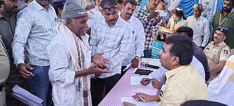 ನೆಲಮಂಗಲ ತಾಲೂಕು ಕಚೇರಿ ಆವರಣದಲ್ಲಿ ತಾಲೂಕು ಆಡಳಿತ ಬುಧವಾರ ಆಯೋಜಿಸಿದ್ದ ಜನಸ್ಪಂದನ ಸಭೆಯಲ್ಲಿ ಶಾಸಕ ಎನ್​.ಶ್ರೀನಿವಾಸ್​ಗೆ ಸಾರ್ವಜನಿಕರಿಂದ ಮನವಿ ಸ್ವೀಕರಿಸಿದರು.  ತಾಲೂಕು ಪಂಚಾಯಿತಿ ಕಾರ್ಯನಿರ್ವಹಣಾಧಿಕಾರಿ ಡಾ.ಬಿಂದೂ, ನಗರಸಭೆ ಅಧ್ಯಕ್ಷ ಎನ್​.ಗಣೇಶ್​, ಉಪಾಧ್ಯಕ್ಷ ಆನಂದ್​,  ಪೌರಾಯುಕ್ತ ಗಂಗಾಧರ್​ ಇದ್ದರು. 