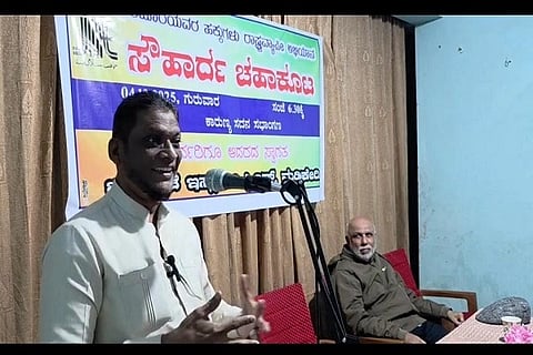 ಜಮಾಅತೆ ಇಸ್ಲಾಮೀ ಹಿಂದ್ ವತಿಯಿಂದ ಕಾರುಣ್ಯ ಸದನದಲ್ಲಿ ಏರ್ಪಡಿಸಿದ್ದ ನೆರೆಹೊರೆಯವರಿಗಾಗಿ ಚಹಾಕೂಟದಲ್ಲಿ ಜಮಾಅತೆ ಇಸ್ಲಾಮಿ ಹಿಂದ್ ಮೈಸೂರು ವಲಯ ಸಂಚಾಲಕ ಯು. ಅಬ್ದುಲ್ ಸಲಾಮ್ ಮಾತನಾಡಿದರು. ಜಮಾಅತೆ ಇಸ್ಲಾಮೀ ಹಿಂದ್ ಸ್ಥಾನೀಯ ಅಧ್ಯಕ್ಷ ಮೊಹಮ್ಮದ್ ಹನೀಫ್ ಇದ್ದರು.