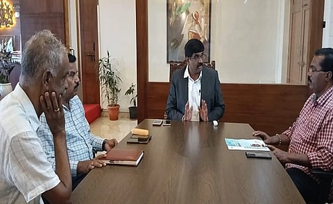 ನೀಟ್ ಯುಜಿ-೨೦೨೬ ಮರುಪರೀಕ್ಷೆ ಸಿದ್ಧತೆ ಬಗ್ಗೆ ಜಿಲ್ಲಾಧಿಕಾರಿ ಎಸ್.ಜೆ.ಸೋಮಶೇಖರ್ ಅವರು ವಿಜಯ್, ಭಾಗ್ಯನಂದನ್, ಬಸವರಾಜು  ಅವರಿಂದ ಮಾಹಿತಿ ಪಡೆದರು.