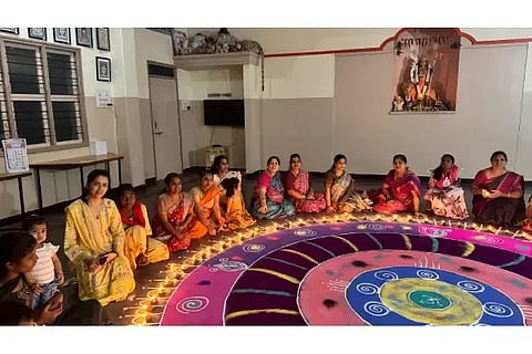 ಹುಬ್ಬಳ್ಳಿಯ ಸೇವಾಭಾರತಿ ಟ್ರಸ್ಟ್​ ಮಾತೃಛಾಯಾ ಬಾಲ ಕಲ್ಯಾಣ ಕೇಂದ್ರದಲ್ಲಿ ಏರ್ಪಡಿಸಿದ್ದ ಕಾತಿರ್ಕ ಮಾಸದ ದೀಪೋತ್ಸವದಲ್ಲಿ ಮೇಯರ್​ ಜ್ಯೋತಿ ಪಾಟೀಲ, ಕಮಲಅ ಜೋಶಿ, ಮಾತಾಜಿ ರತ್ನಾ ಪವಾಡಶೆಟ್ಟರ ಹಾಗೂ ಇತರರು ಪಾಲ್ಗೊಂಡಿದ್ದರು. 