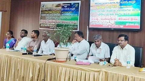 ಹಗರಿಯ ಕೃಷಿ ವಿಜ್ಞಾನ ಕೇಂದ್ರದಲ್ಲಿ ಬೆಳೆ ವಿಮೆ ಹಾಗೂ ಪರ್ಯಾಯ ಬೆಳೆ ಪದ್ಧತಿಗಳ ಬಗ್ಗೆ ಅರಿವು ಮೂಡಿಸುವ ವಿಶೇಷ ಕಾರ್ಯಕ್ರಮ ನಡೆಯಿತು. ಉಪ ಕೃಷಿ ನಿರ್ದೇಶಕ ಎಸ್.ಎನ್.ಮಂಜುನಾಥ, ಸಹಾಯಕ ಕೃಷಿ ನಿರ್ದೇಶಕ ಗರ್ಜಪ್ಪ , ವಿಜ್ಞಾ ನಿಗಳಾದ ಡಾ.ಎಸ್.ರವಿ, ಡಾ. ಕೃಷ್ಣಮೂರ್ತಿ, ಡಾ. ಪಾಲಯ್ಯ, ಡಾ. ನವೀನ್ ಇತರರಿದ್ದರು.