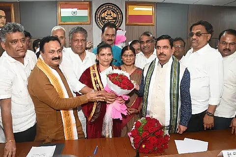 ಹು-ಧಾ ಮಹಾನಗರ ಪಾಲಿಕೆಯ (Mayor election) ನೂತನ ಮೇಯರ್ ದುರ್ಗಮ್ಮ ಬಿಜವಾಡ ಹಾಗೂ ನೂತನ ಉಪ ಮೇಯರ್ ರತ್ನಾಬಾಯಿ ನಾಜರೆ.